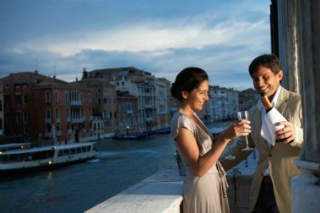 0206-rich-couple-champagne-sm