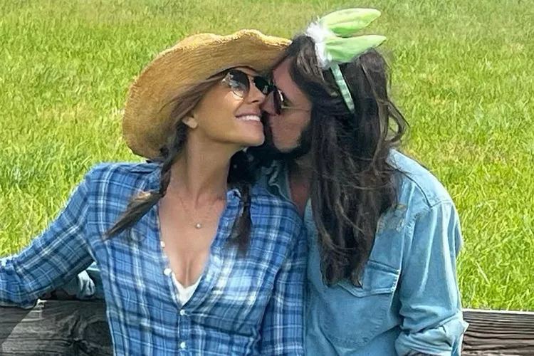 Billy-Ray-Cyrus-Elizabeth-Hurley-Kiss-042025-a89e34011143456d9ca7b7a1c7b86094