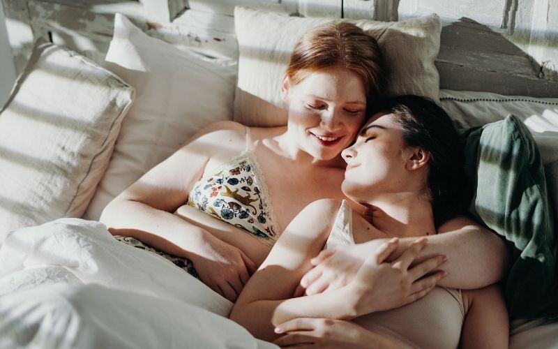 CoupleiNBed-