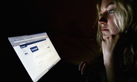 Woman-browsing-Facebook