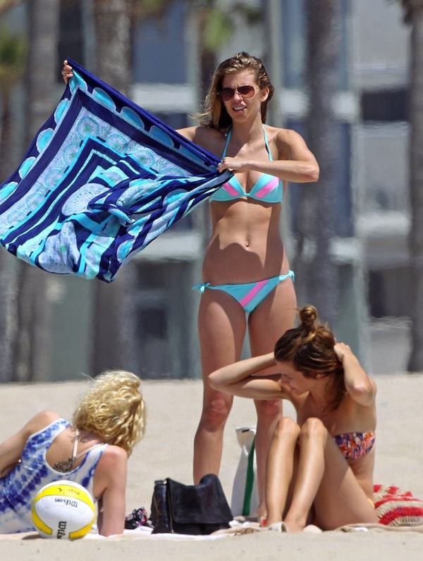 **EXCLUSIVE** 90210 star AnnaLynne McCord is reunited with her two sisters,â? Angel McCord andâ? Rachel McCord, for a relaxing day on the beach