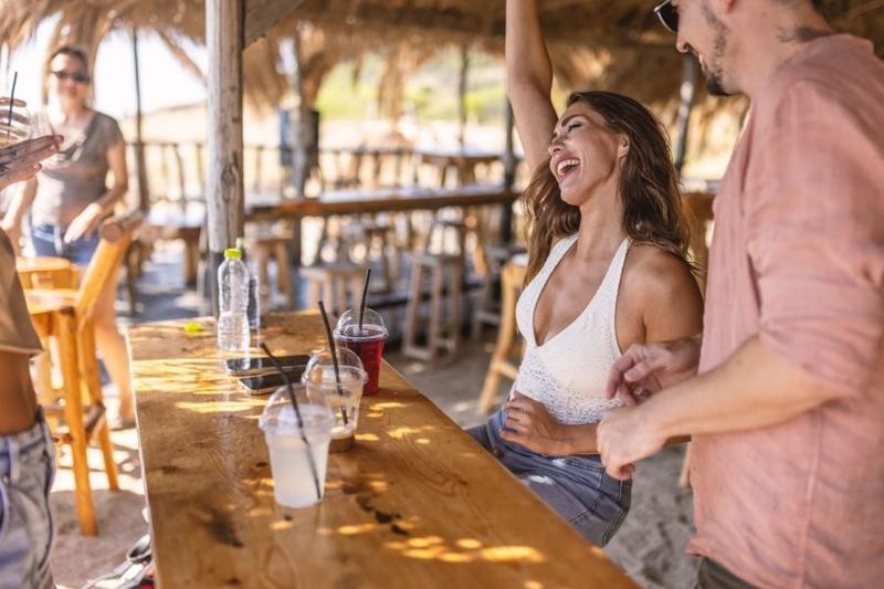 beach-bar-couple