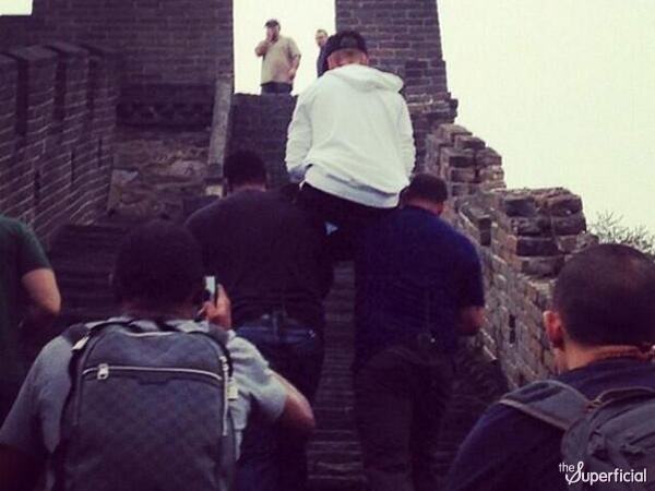 justin-bieber-bodyguards-great-wall-china-600x450