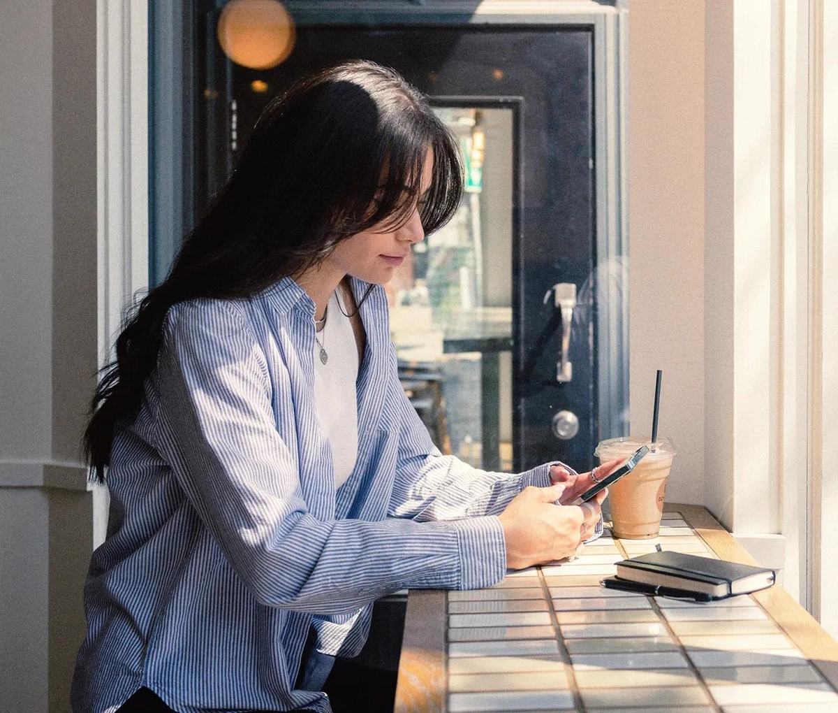 reading-messages-from-a-dating-app